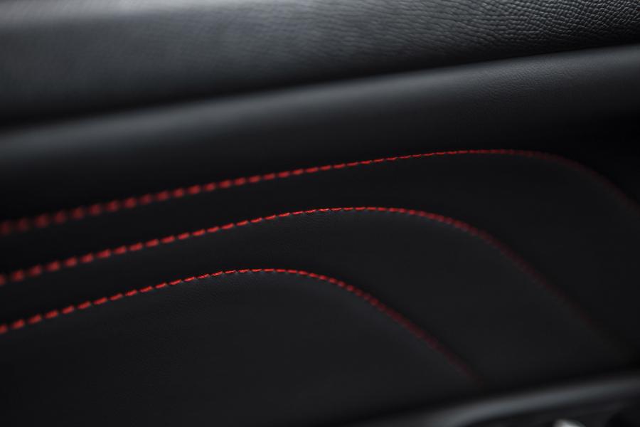 Детали интерьера Peugeot 308 GTi 2015 года  (фото 49 из 65)